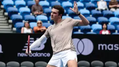 João Fonseca: Falta de Ritmo e Lesão nas Costas Causa Derrota no Australian Open