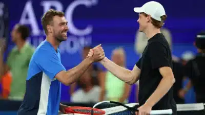 Treinador de Tênis de Sydney se Torna Milionário e Inspira o Mundo