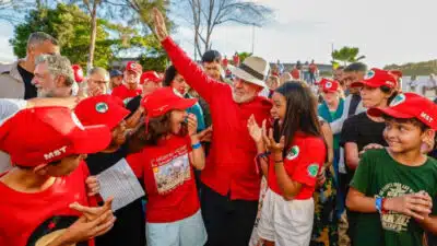 Lula anuncia pacote de R$ 2,7 bi para reforma agrária e critica Trump e Vorcaro