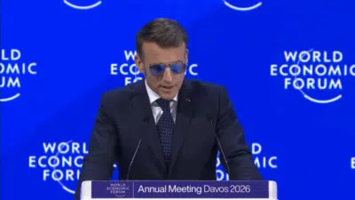Macron usa óculos escuros e faz declarações polêmicas em Davos