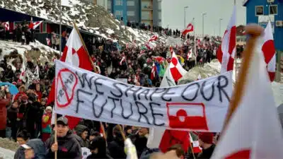 Groenlândia: Milhares protestam em Nuuk contra Trump e tarifas da UE