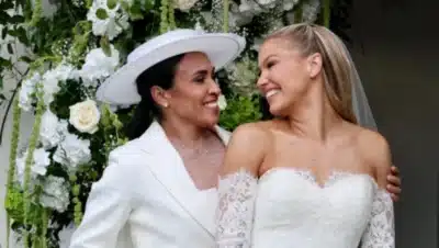 Marta e Carrie Lawrence Trocam Alianças em Cerimônia Íntima