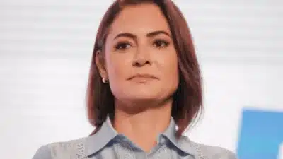 Michelle Bolsonaro visita Bolsonaro na Papudinha e entrega marmitas de apoio