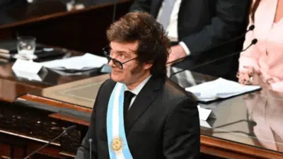 Argentina sanciona lei para regularizar “dólares” e imposto criminal
