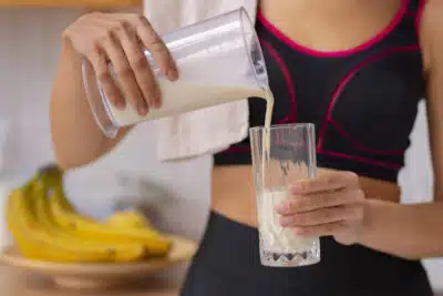Whey Protein: Riscos da Ingestão Sem Exercício, Alertam Nutricionistas