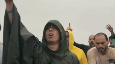 Deputado Nikolas Ferreira usa colete à prova de balas em caminhada