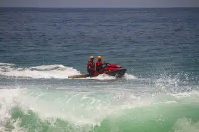 Corpo de Bombeiros Resgata Banhistas em Massa no Rio de Janeiro