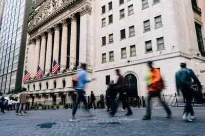 FMI Projeta Crescimento Global de 3,3&percnt; em 2026 com Impulso da IA