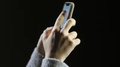 França debate proibição de redes sociais para menores de 15 anos em novo projeto