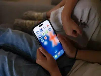 Reino Unido busca proibir redes sociais para proteger crianças online