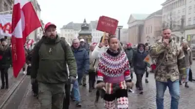 Manifestantes em Groenlândia e Dinamarca protestam contra Trump e “Groenlândia à venda”