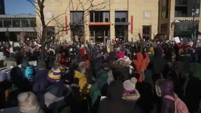 Homem Morre em Confronto com Agentes Federais em Minnesota – Investigação Aprofunda