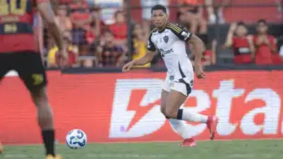 Corinthians Acompanha Rony, mas Sem Avanços na Contratação do Atacante