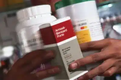 Cofen Autoriza Enfermeiros a Prescrever Antibióticos; CFM e AMB Criticam Decisão