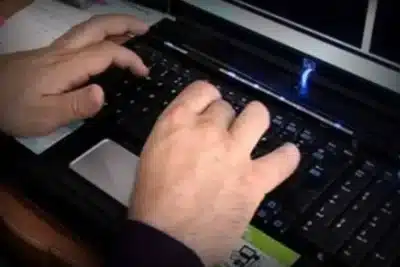 Inteligência Artificial em Comunicação: Riscos e Oportunidades Revelados em Estudo