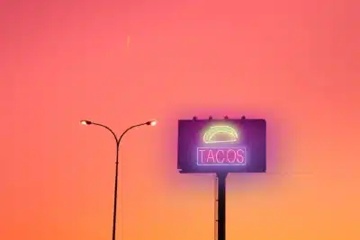 Trump reavalia tarifas à UE e intensifica desvalorização do dólar