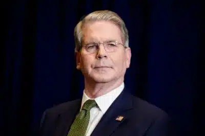 Bessent Aconselha Europa a Evitar Retaliações Sobre Possível Anexação da Groenlândia por Trump