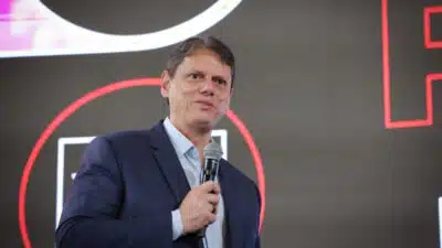 Tarcísio Dilma Busca Reeleição em SP: Apoio a Bolsonaro e Visita à Papudinha