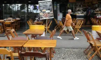 Tarcísio de Freitas veta exigência de cardápios impressos em bares e restaurantes