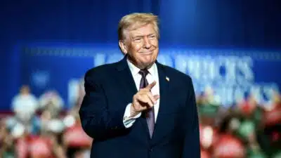 Trump Completa Dois Anos no Poder com Estratégia Digital e Memes Políticos