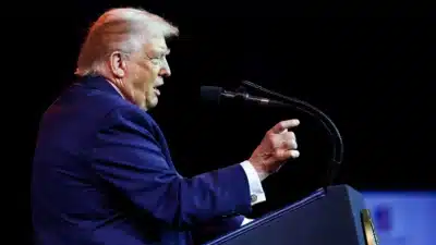 Trump intensifica pressão para adquirir Groenlândia em Davos e causa alerta na Otan