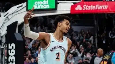 Wembanyama sofre hiperextensão no joelho, mas expressa otimismo sobre retorno