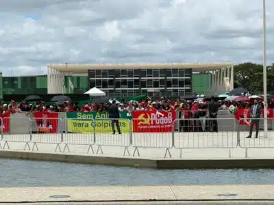 Governo celebra aniversário de invasões aos Três Poderes em Brasília; críticas surgem