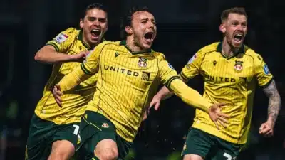 Wrexham vence em drama e se aproxima dos playoffs da Championship