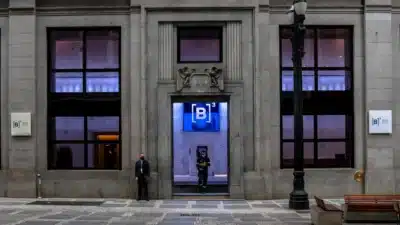 Ibovespa Quebra Recorde Histórico! Azul e Blue Chips Impulsionam Avanço Surpreendente!