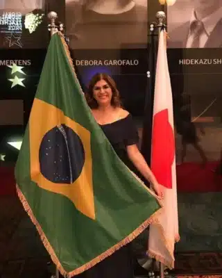 Débora Garofalo conquista prêmio global e transforma educação no Brasil e no mundo!