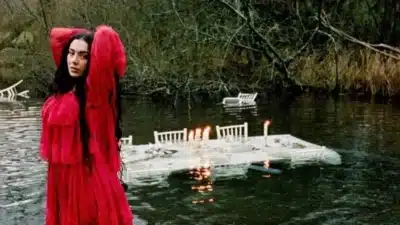 Charlie XCX e “O Morro dos Ventos Uivantes”: Uma Colaboração Explosiva Chega ao Público!