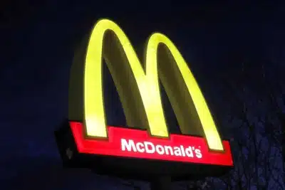McDonald’s em Jaipur sob investigação: óleo estragado e tomates ruins chocam Índia!