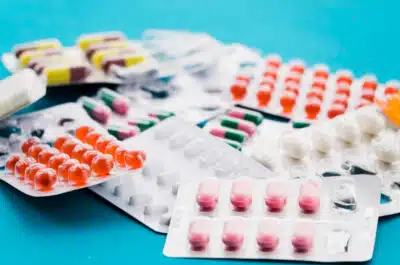 “Alerta de Loucura: A Busca Absurda por Remédios e a Verdade Nua!”