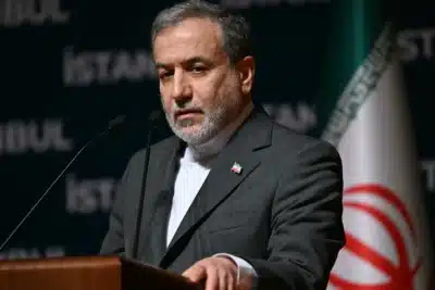 Irã Declara: Khamenei e Dirigentes Estão Vivos Após Ataques Surpresa!