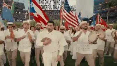 Bad Bunny Bomba Mensagem de Amor e Resistência no Super Bowl 2026!