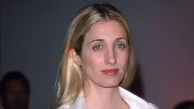 John F. Kennedy Jr. e Carolyn Bessette-Kennedy: A Complexidade Revelada na Nova Série Disney+