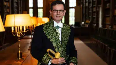 Louvre em Crise: Novo Diretor Enfrenta Desafios e Roubo de Joias Milionárias!