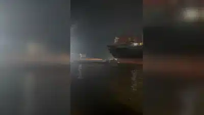 MPF abre investigação após choque entre navio e balsas na travessia de Santos!