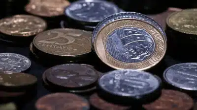 Brasileiros Abandonam Poupança: Fuga de R$ 23,5 Bi Chocará Mercado em 2026!