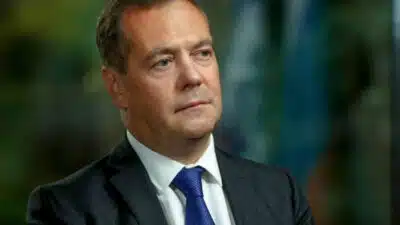Medvedev Alerta: Cenário Internacional “Extremamente Perigoso” e Críticas à Ocidente