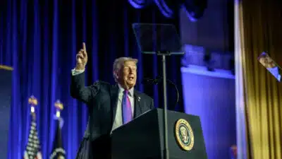 Bad Bunny provoca Trump com show explosivo no Super Bowl e lança desafio surpreendente!