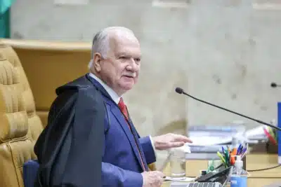 Fachin Suspende Sessão do STF para ‘Diálogo’ Após Revelações em Vorcaro