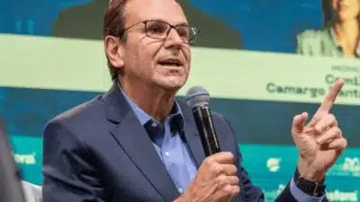 Prefeito Paes Viraliza com Gestos Polêmicos no Sambódromo – Críticas e Debate!