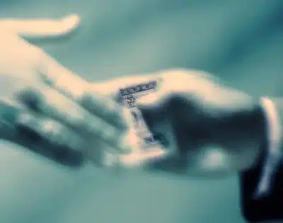 Corrupção Global Aumenta: Relatório Alerta para Democracias e Investimentos!