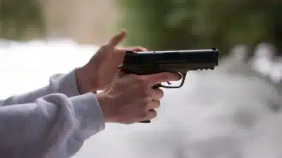 Homem atira com arma em assalto e atropela suspeito em SP!