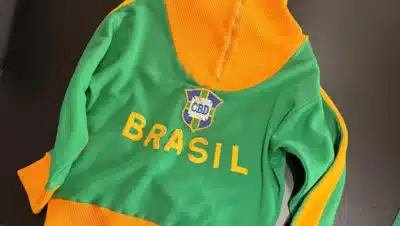Bad Bunny Homenageia Pelé com Camisa Histórica em Gesto Surpreendente!