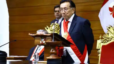 José Balcázar Assume Presidência Interina no Peru Após Crise Política!