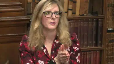 Kathy Ruemmler revela laços chocantes com Epstein e saída do Goldman Sachs!