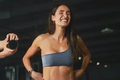Kayla Itsines: Segredo da Fortuna Milionária Revelado – Do Fitness ao Posto de Gasolina!