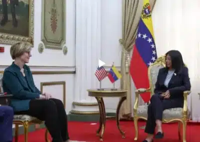 Delcy Rodríguez e Laura Dogu se encontram: Diálogo EUA-Venezuela busca redefinir relações!
